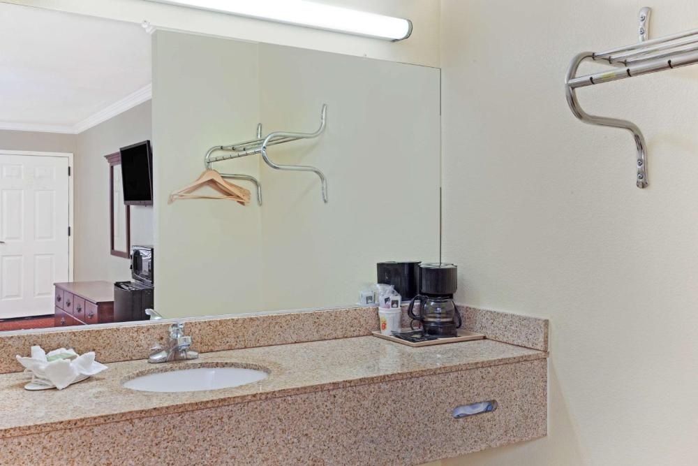 Super 8 by Wyndham North Hollywood