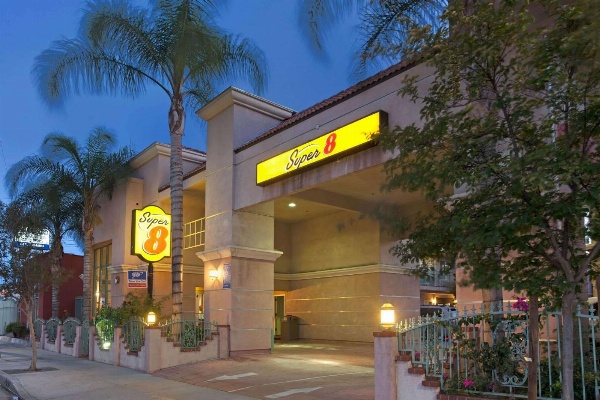 Super 8 by Wyndham North Hollywood image 1