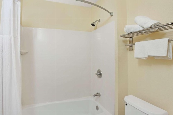 Super 8 by Wyndham North Hollywood image 9