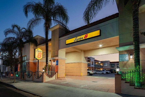 Super 8 by Wyndham North Hollywood image 4