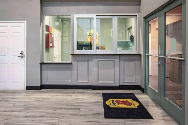 Super 8 by Wyndham North Hollywood image 5