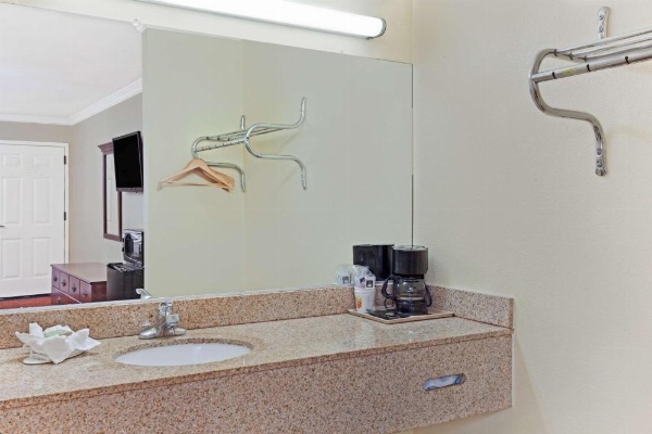 Super 8 by Wyndham North Hollywood image 6